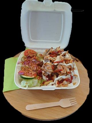 Danie małe na talerzu mięso mieszane.