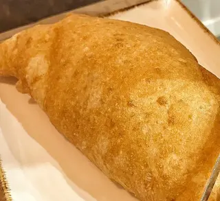 Pizza fritta con ricotta di bufala, pancetta e pomodoro