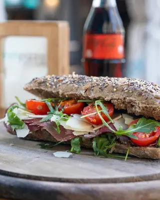 Bresaola, scaglie di grana, rucola, pomodorini