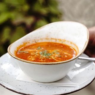 Ljuto kisela paradajz čorba sa domaćim flekicama i dimljenim sirom