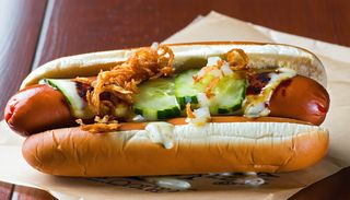 Hot dog i ogórek piklowany, cebulka prażona