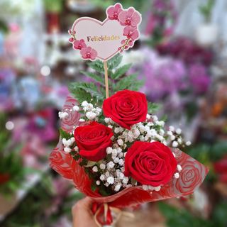 Tres Rosas Rojas "Felicidades"