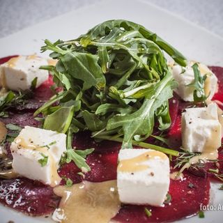 Carpaccio z buraka z sałatą i fetą