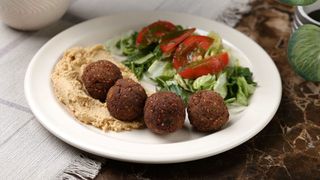 ფალაფელი, ჰუმუსი და სალათი