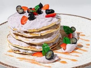 Панкейки з кремчізом та ягодами (345г)