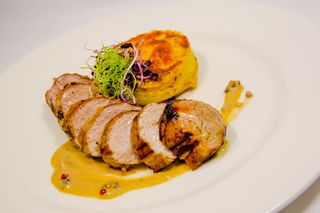 Muschiulet de porc cu sos de cimbrisor