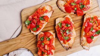 Bruschetta de Tomate, Ricotta e Manjericão