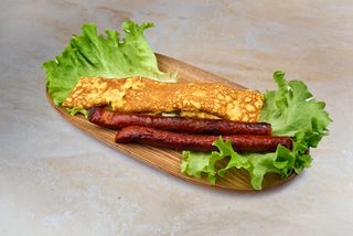 Doručak omlet sa ljutom svinjskom kobasicom