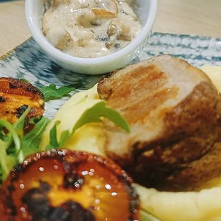 Mușchi de porc cu piure și sos de ciuperci 450Gr.