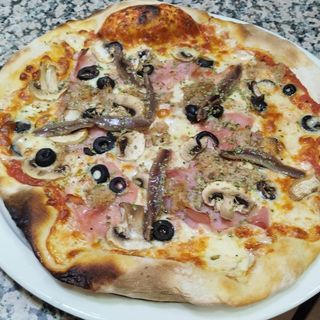 Pizza 4 Estaciones (mediana)