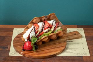 ვაფლი ნაყინით და ხილით