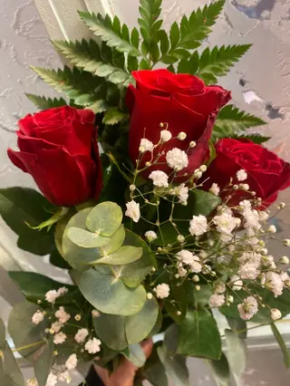 Tres rosas rojo decoradas