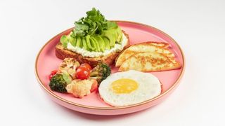 Завтрак с халуми и авокадо