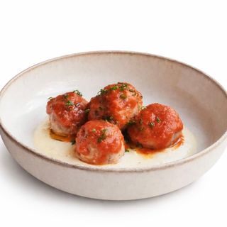 Albóndigas de la casa, con tomate y salvia