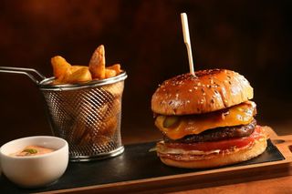 Burger Black Angus cu cartofi wedges si sos unguresc