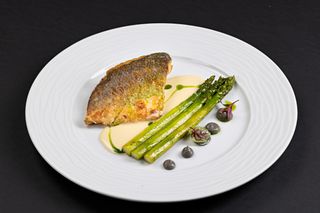 Филе от див лаврак с хрупкана коричка