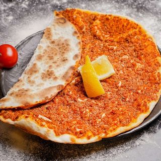 Լահմաջո տավարի մսով, սնկով, պանրով