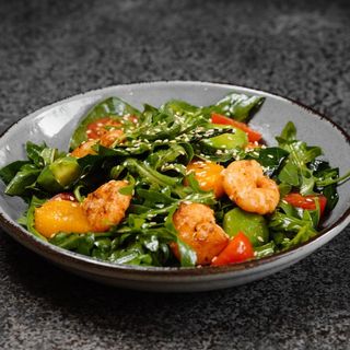 Салат кусочки манго с креветками