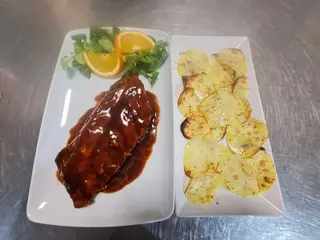 Costolette di maiale con salsa barbeque con papatine chips