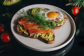 ორაგულის ტოსტი გუაკამოლეთი