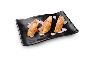 Învărtită cu petale de trandafir