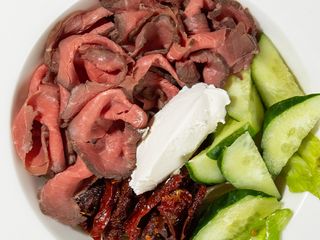 Салат з ростбіфом та в'яленими томатами