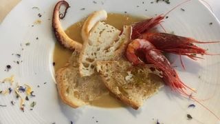 Crema di ceci con gamberi rossi e polpo