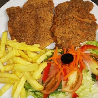 Milanesa De Ternera Con Patatas Fritas Y Ensalada