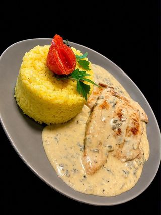 Piept de pui cu sos gorgonzola