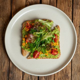 Авокадо-тост з тофу-скремблом, чері та соусом песто (150г)