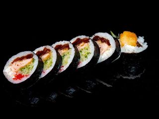 Futomaki z łososiem grillowanym 6 szt.