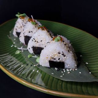 Onigiri sa piletinom