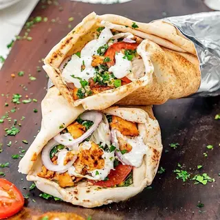Piadina con falafel, verdure e salse