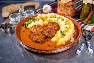 Chifteluțe marinate cu piure de cartofi