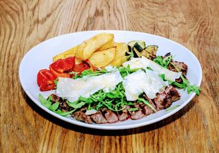 Entrecote fileteado con rucola y parmesano