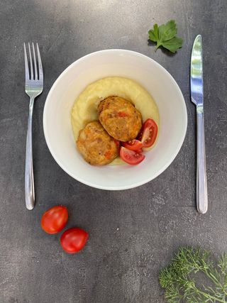 КАРТОПЛЯНЕ ПЮРЕ З КОТЛЕТКАМИ (180г)