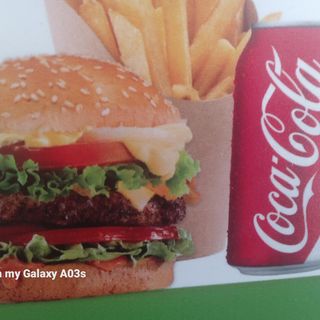 Menú hamburguesa con queso + patatas fritas + bebida