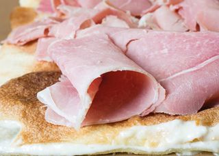 Focaccia al formaggio con crudo