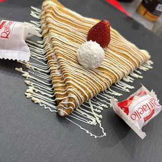 Clătite cu crema Raffaello si Capsuni