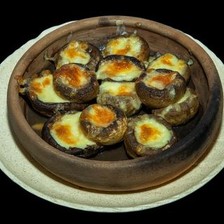 Шампиньоны с сыром сулугуни