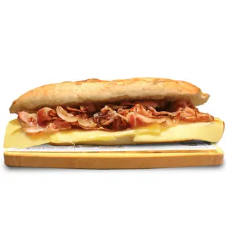 Bocadillo de bacon con queso