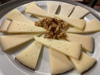 Tabla De Quesos Con Nueces, acompañado con miel 