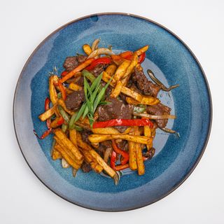 Говядина с овощами и картофелем фри