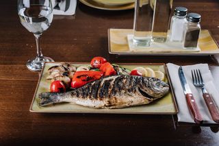 Dorada cu legume la grătar şi lămâie