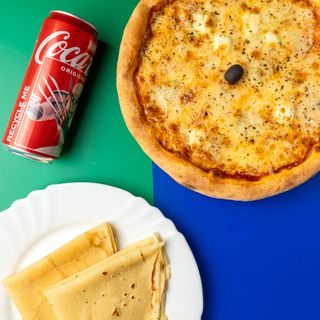 Quattro Formaggio pizza 32cm + palačinka sa eurokremom + Coca-Cola 2l
