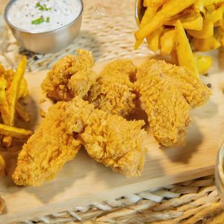 Aripioare crispy picante cu cartofi prăjiți