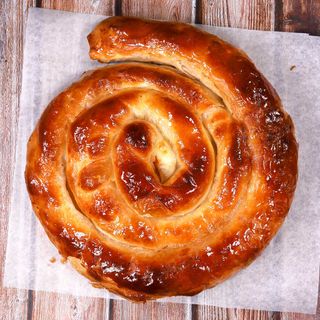 Традиционна баница със сирена и масло (650г) + Боза (500мл)