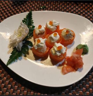 3.Salmón queso y caviar (8 unidades)