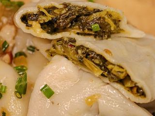 Pierogi szpinakowe z orzechami i twarogiem