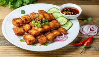 Tajlandski riblji kolačići sa slatko-ljutim sosom